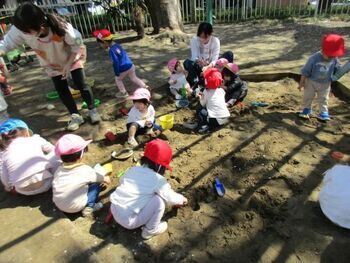 子どもたちがあそんでいる様子の写真