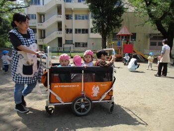 子どもたちがあそんでいる様子の写真