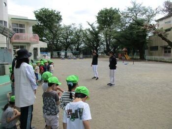 ジャイアンツとボールあそびをしようの様子の写真