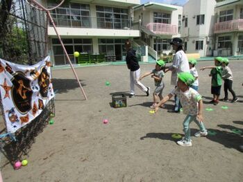 ジャイアンツとボールあそびをしようの様子の写真