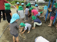 泥水を踏んで遊んでいる様子の写真
