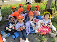 遠足でおやつを食べている様子の写真