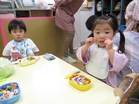 2歳児がお弁当を食べている様子の写真