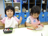 お弁当をこれからいただく様子の写真