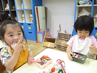 お弁当を食べている様子の写真