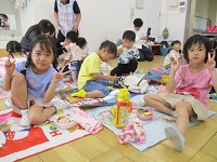 ぞう組の子供たちがお弁当を食べている様子の写真