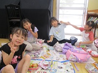 らいおん組の子供たちがお弁当を食べている様子の写真