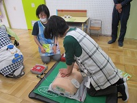 心肺蘇生をしている様子の写真