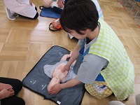 保育士が小児の組成訓練をしている様子の写真