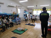 消防署の指導で救命訓練をしている様子の写真