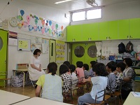 お話を聞いている様子の写真