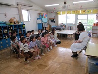 夢中になって聞いている様子の写真