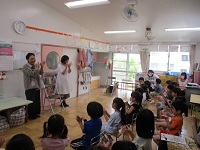 5歳児の子ども達と手遊びをしている様子の写真