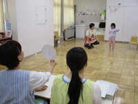 視力検査をしている様子の写真