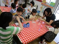 3歳児クラスの保護者が参観している様子の写真