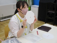 視力検査をしている看護師の様子の写真