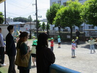 5歳児の保護者が参観をしている様子の写真