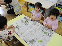 子ども達が川を剝いている様子の写真
