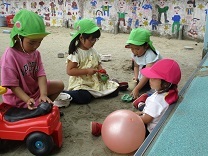 4歳児園庭遊びの写真