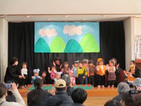 写真：ひよこ組の大きなカブ発表