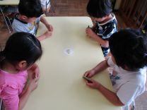 写真：グリンピースのさやむき2