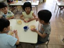 写真：グリンピースのさやむき8