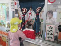 写真：神社で初詣をする子ども達