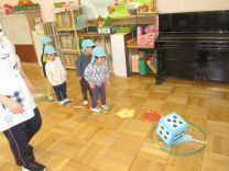 写真：大型すごろくを楽しむ様子