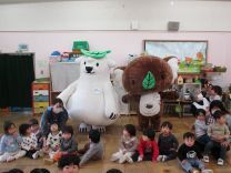 エコクマエコアラとひよこ組の集合写真