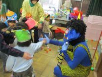 写真：鬼とハイタッチで仲直り