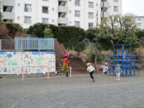 写真：園庭で鬼とおにごっこ