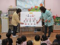 写真：ひなまつりのパネルシアターを見ている様子