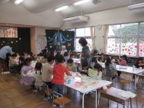 写真：ホールにて会食している様子