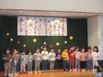 写真：2歳児の楽器演奏