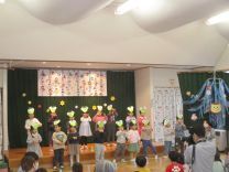 写真：3歳児のダンス