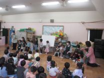 写真：ひよこ組の紹介の様子