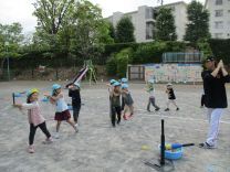 写真：バットの振り方の練習風景