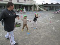 写真：ボールの投げ方を教わっています