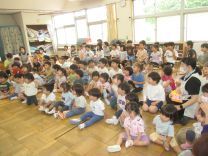 写真：人形劇を見つめる子ども達