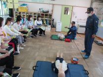 写真：応急救護講習を受講する様子