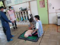 写真：心臓マッサージやAEDの使い方を習いました