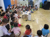 防犯の話を聞いている様子の写真