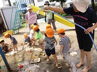 乳児クラスのどろんこ遊びの写真