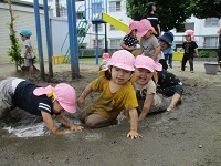 1歳のどろんこ遊びの様子の写真
