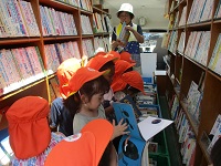 絵本を選んでいる子ども達の様子の写真