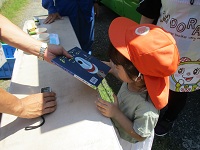 借りている様子の写真