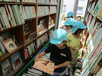 絵本を選んでいる子の写真