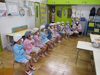 調理を順番で待っている様子の写真