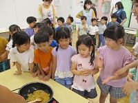 カレーが出来上がって見学している子どもの様子