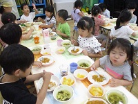 ホールでの会食の様子の写真